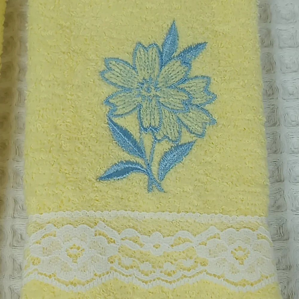 Vintage Unbranded Yellow Fingertip Towels w/Blue Flower & Lace Details